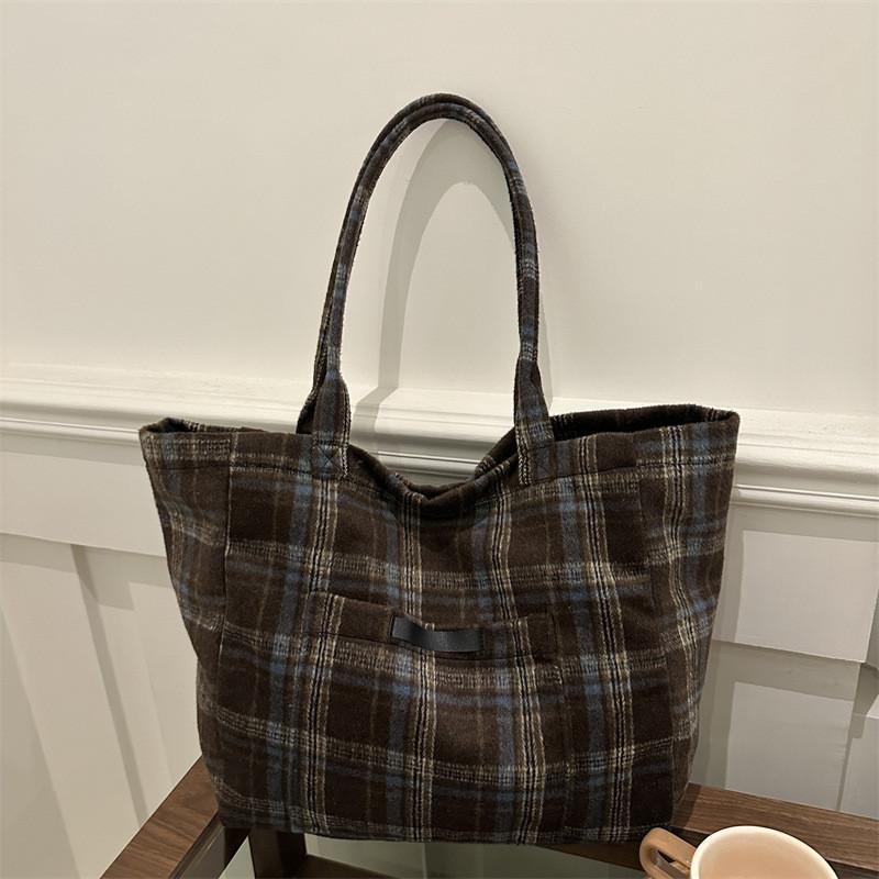 Luxurious Large Tote Bag For Women Stylish Plaid Design Perfect For Fall And Winter