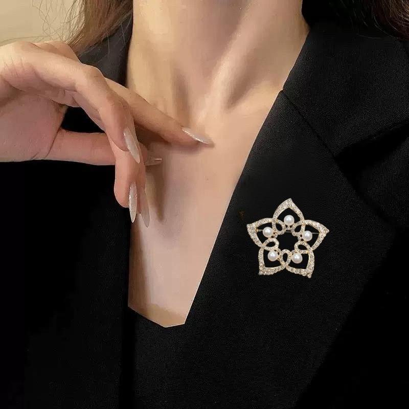 

Hollow Flower Imitation Pearl Camellia Full Crystal Rhinestone Brooch Pins Party Wedding Girl Friend Christmas Gifts