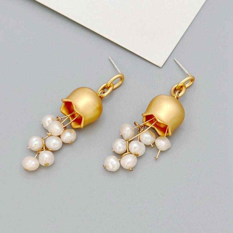 Manufacturer Supply Fashion Women S Light Luxury Matte Earrings Lily Of The Valley Freshwater Pearl Needle Earrings Spot