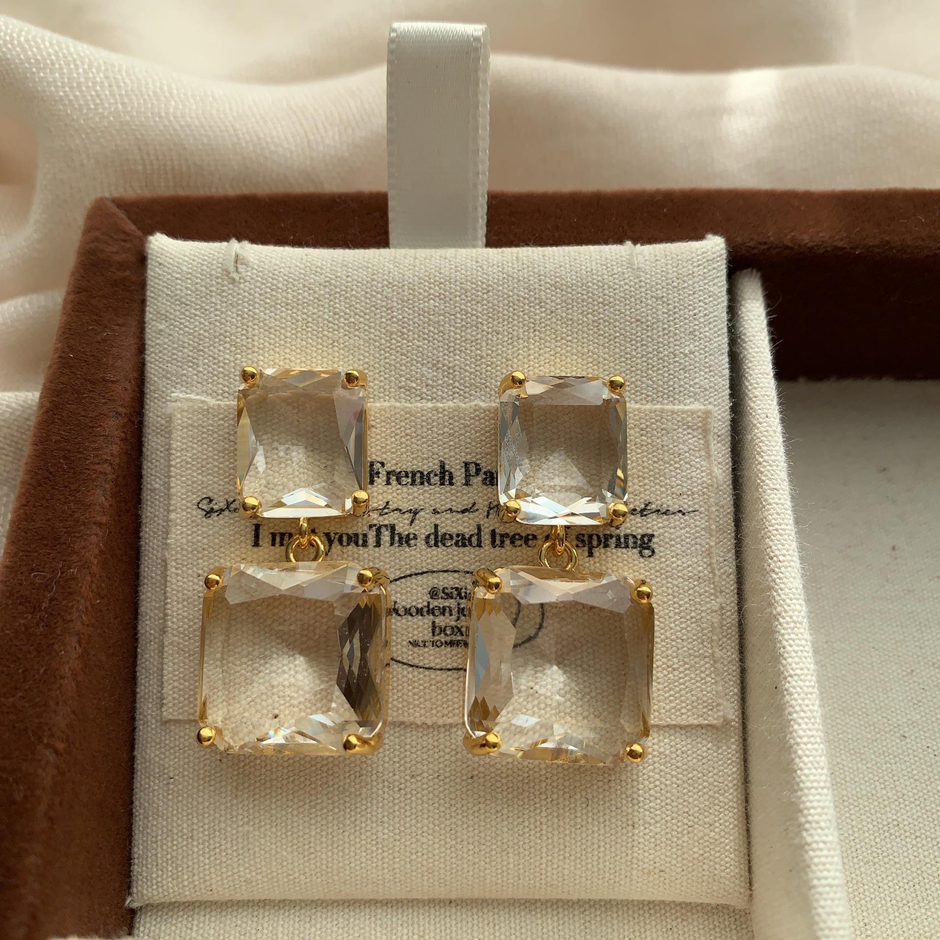 

Double-layer square crystal earrings, earrings, resin translucent niche design, high-end sense, exquisite and transparent fashion earrings.