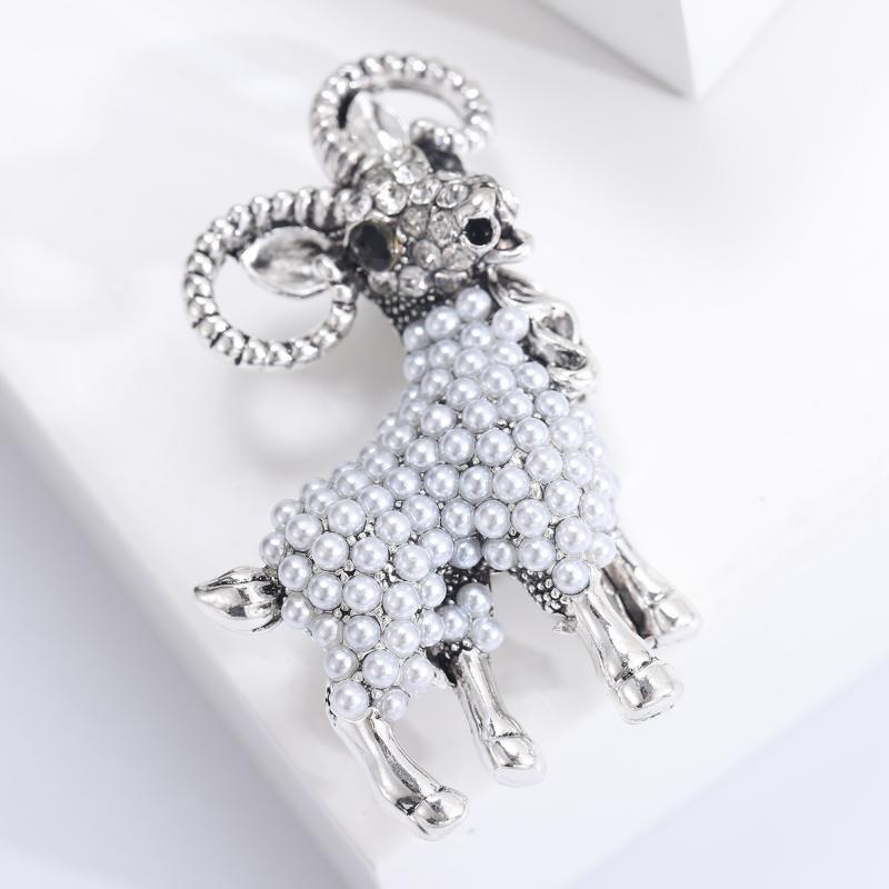 Cute Pearl Goat Animal Brooch 1Pcs Retro Style Lapel Pin for Women Sweater Accessory Perfect Party Gift for Friends