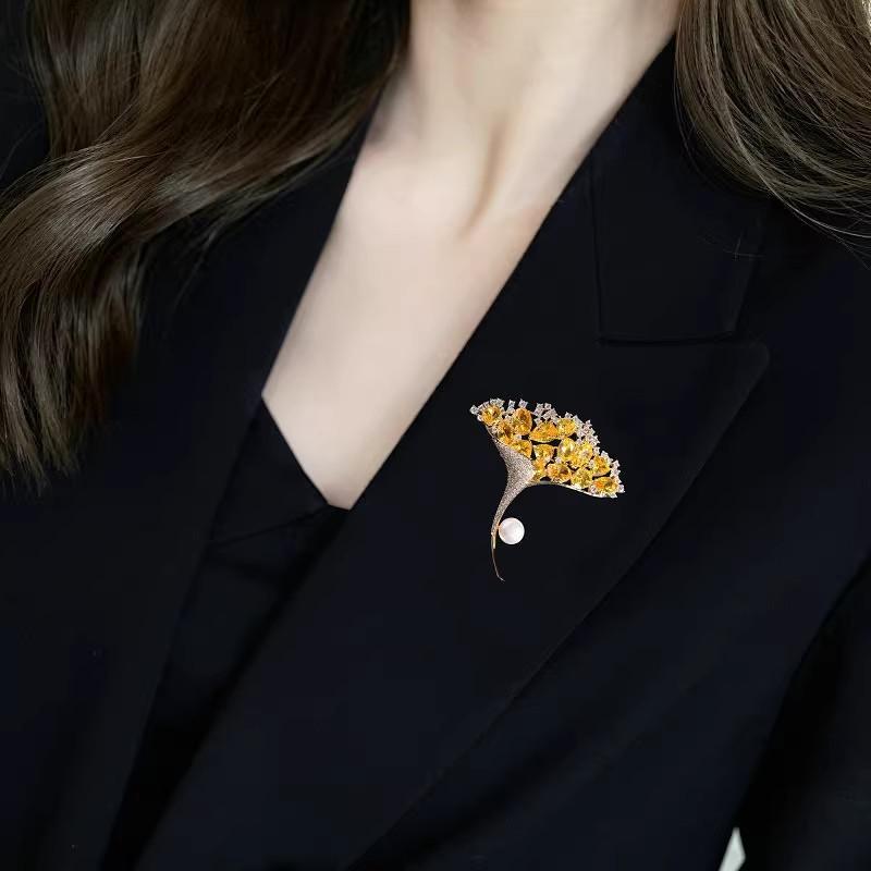 Temperament Ginkgo Biloba Brooch High-end Female Elegance Delicate Crystal Brooch Light Luxury Niche Design Pin with Accessories