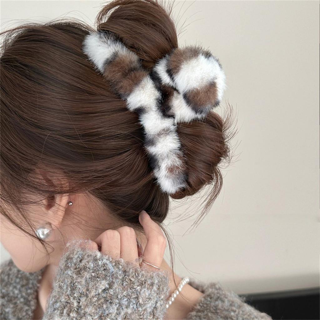 Large Plush Leopard Print Hair Clip for Voluminous Hair, Perfect for Autumn and Winter, Ideal for Trendy Updos. 13cm.