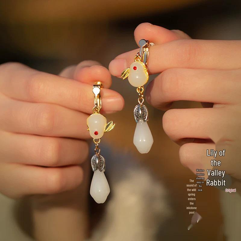 Elegant Ebony Flower Hairpin for Women – Ancient Style, High-End Feel, Simple Chinese Design, Perfect for Daily Use.