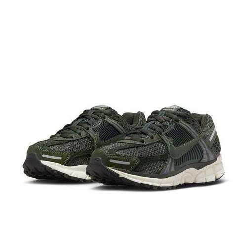 

Nike Wmns Air Zoom Vomero 5 Sequoia FQ8898-325 EU 35.5 металлик серебряный/хаки