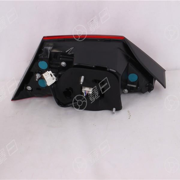 Toyota Camry 2018 (ASV71) LED-Rücklicht innen, Bremslicht 81590-06670