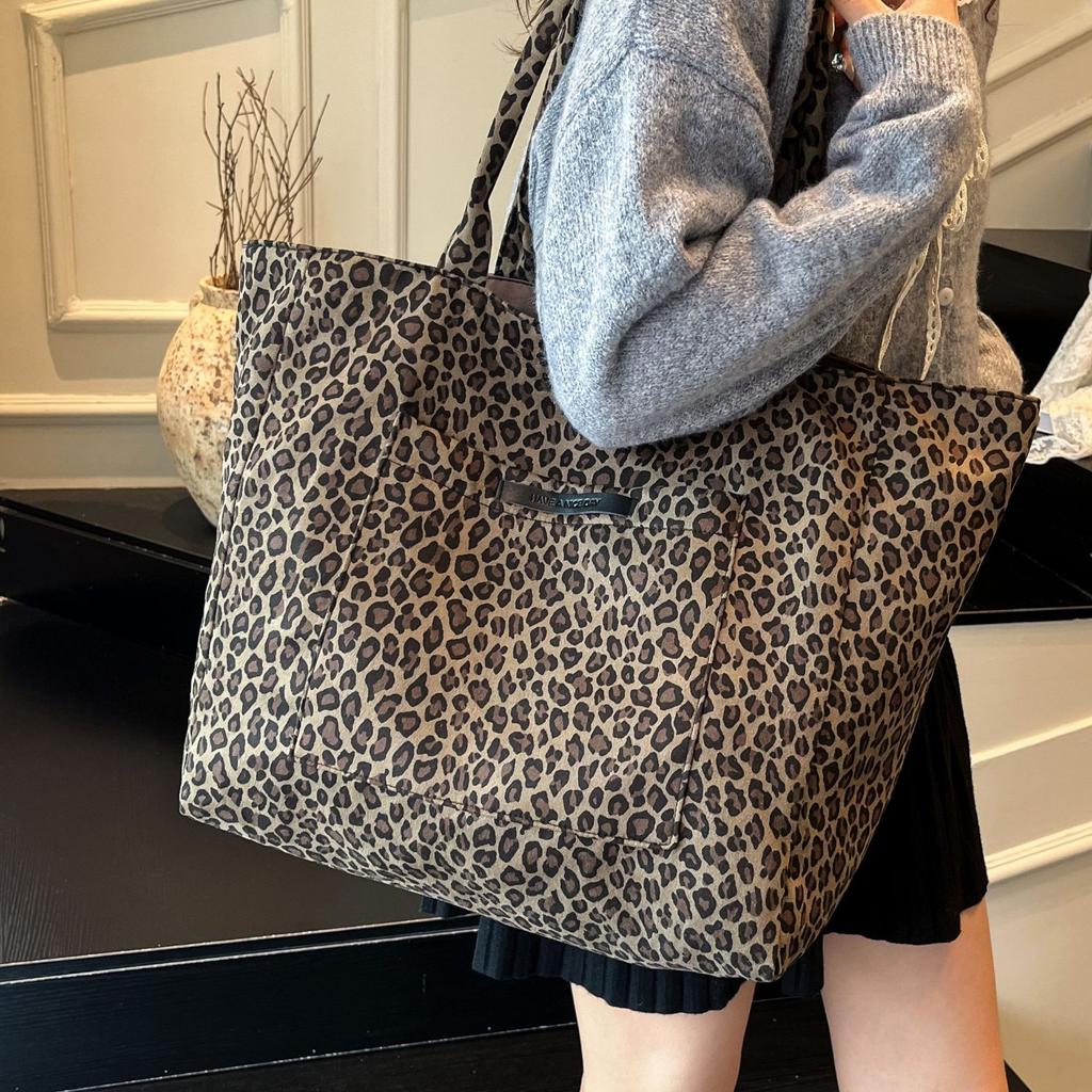 Korean leopard print tote bag large capacity niche design canvas bag women's new lazy retro versatile shoulder bag