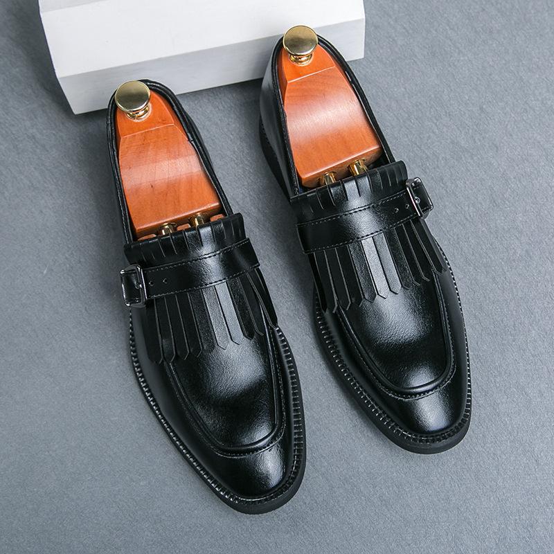 

New buckle loafers European and American retro buckle fringed business Hugh leather British men s leather shoes 38 чёрный