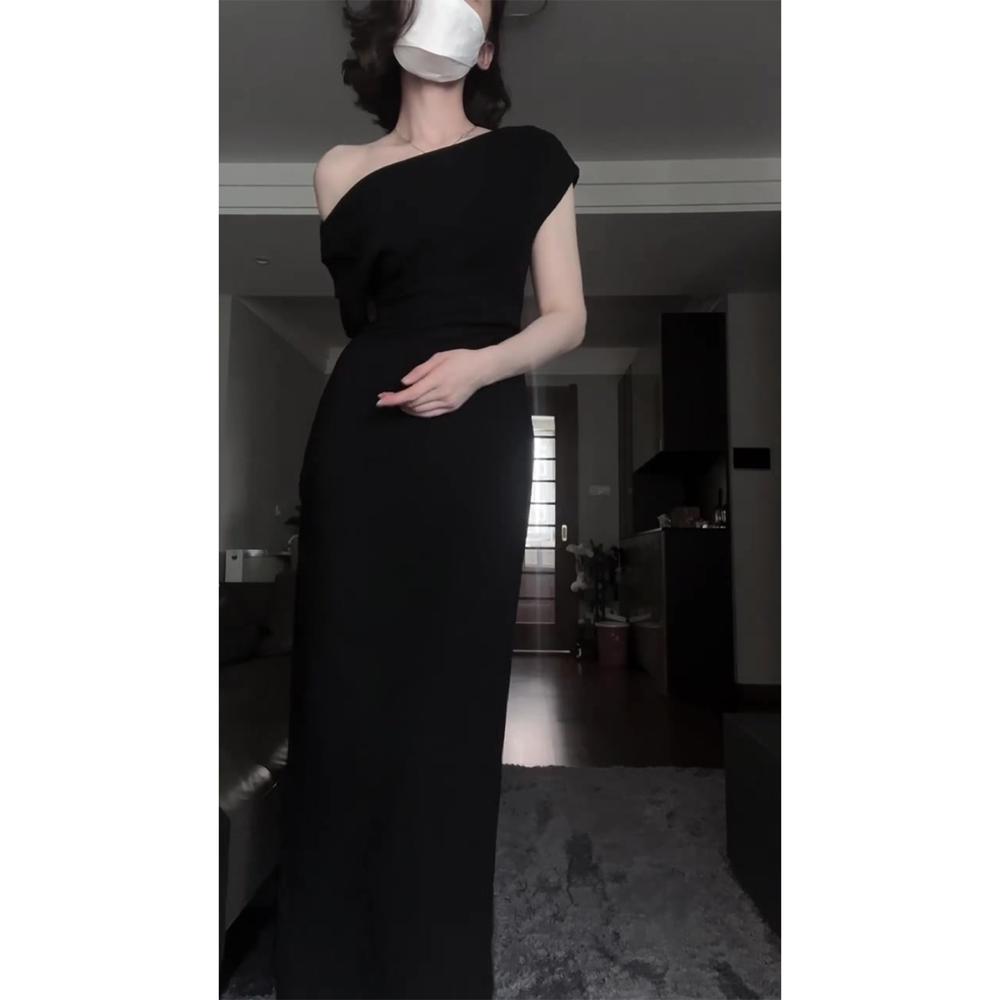Black one-word shoulder slanted shoulder dress, female girls are particularly unique and beautiful, pinched waist skirt, small man, small mother, long