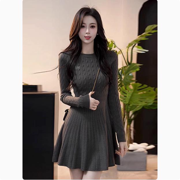 

Платье-свитер с круглым вырезом и облегающего кроя в стиле инфлюенсера Douyin 2025 для женщин - Доступны большие размеры M (90-105 jin)