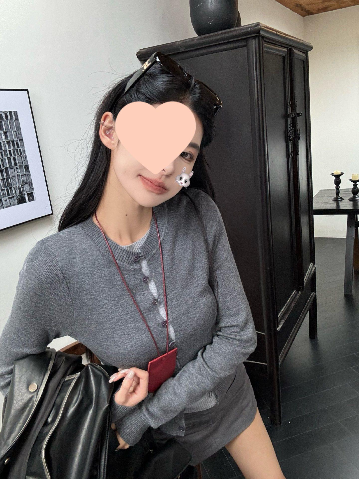 

Women s Red Long-Sleeve Knit Sweater - Slim Fit, Fake Two-Piece Design for Spring and Autumn L