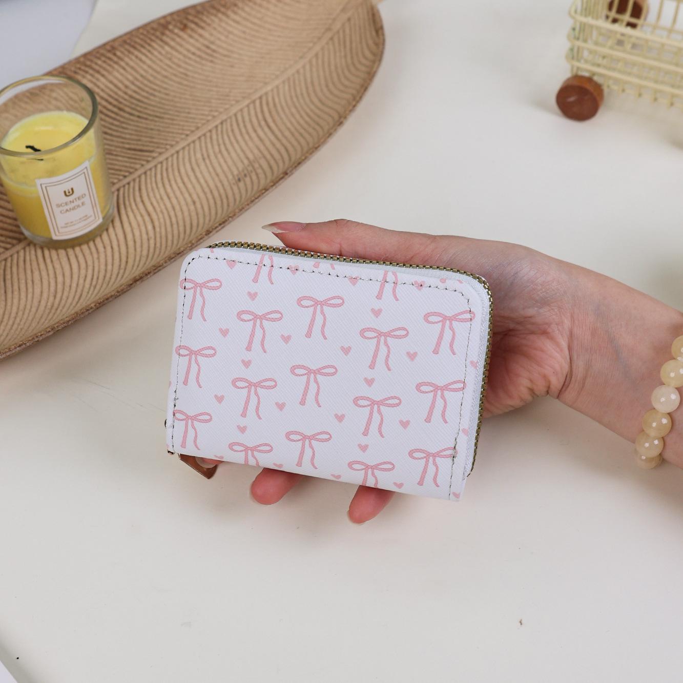 

Жіночий міні-гаманець-монетниця з мультяшним малюнком, з бантом, через плече, з кількома відділеннями для карток 11.3 x 2.5 x 8 cm білий