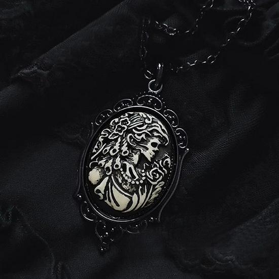 Gotische Schwarze Rose Anhänger Halskette mit freiliegendem Totenkopf Design - Handgefertigt für Liebhaber dunkler Subkulturen