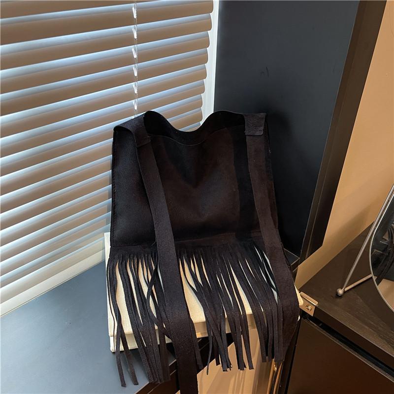 

Fashion tassel personality versatile retro solid color high texture autumn new light luxury shoulder messenger casual bag чорний