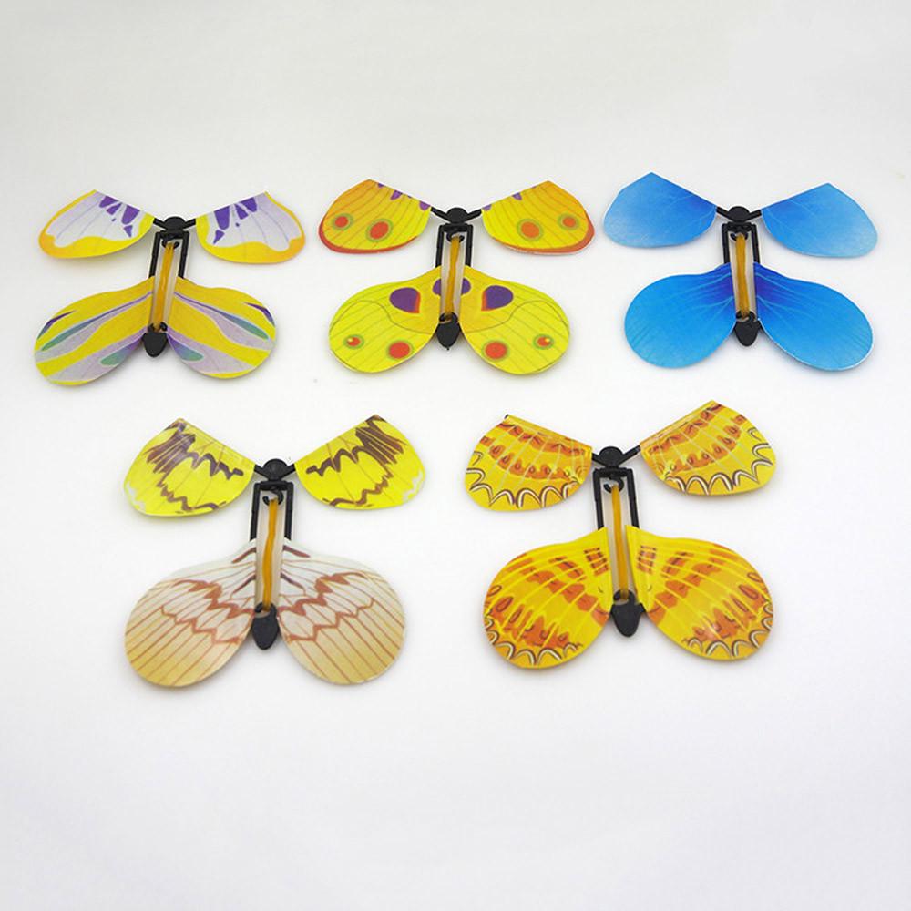 

Магия летающих бабочек превращает кокон в игрушку-трюк с летающей бабочкой