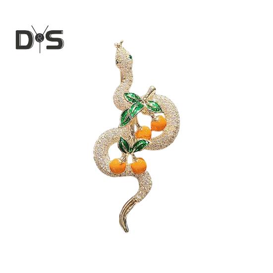

Новогодняя брошь в виде змеи, символ удачи, украшение из хурмы и страз, китайский знак зодиака, год змеи, булавка для выпускного вечера, брошь для официальных мероприятий золотистый