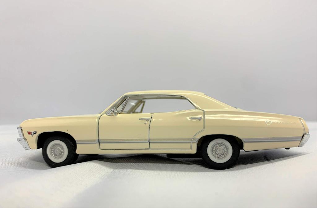 KiNSMART 1/43 Scale 1967 Chevrolet Impala Pullback Diecast Car (White)