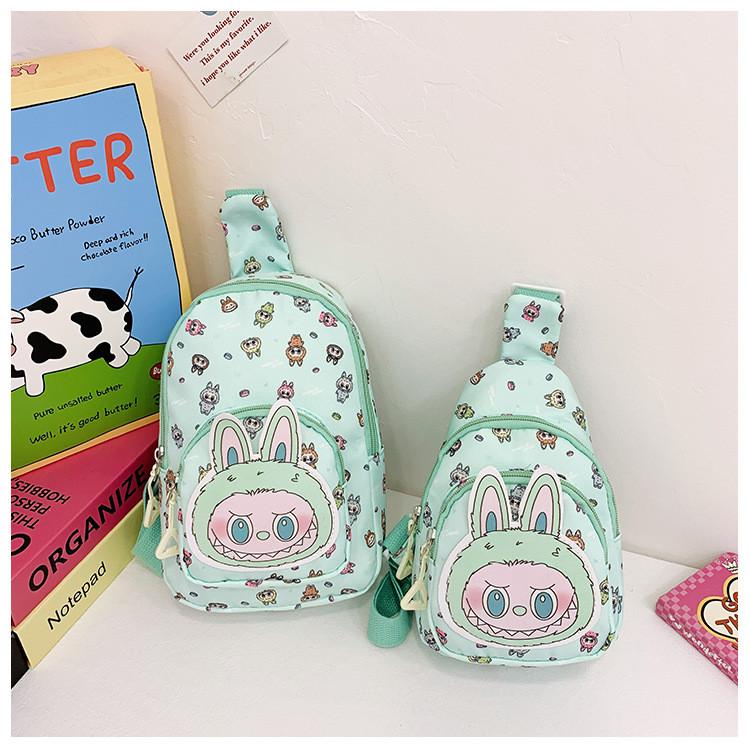 

Очаровательная детская сумка через плечо с мультяшным рисунком, забавным дизайном и вместительным отделением для хранения вещей. Small зелёный