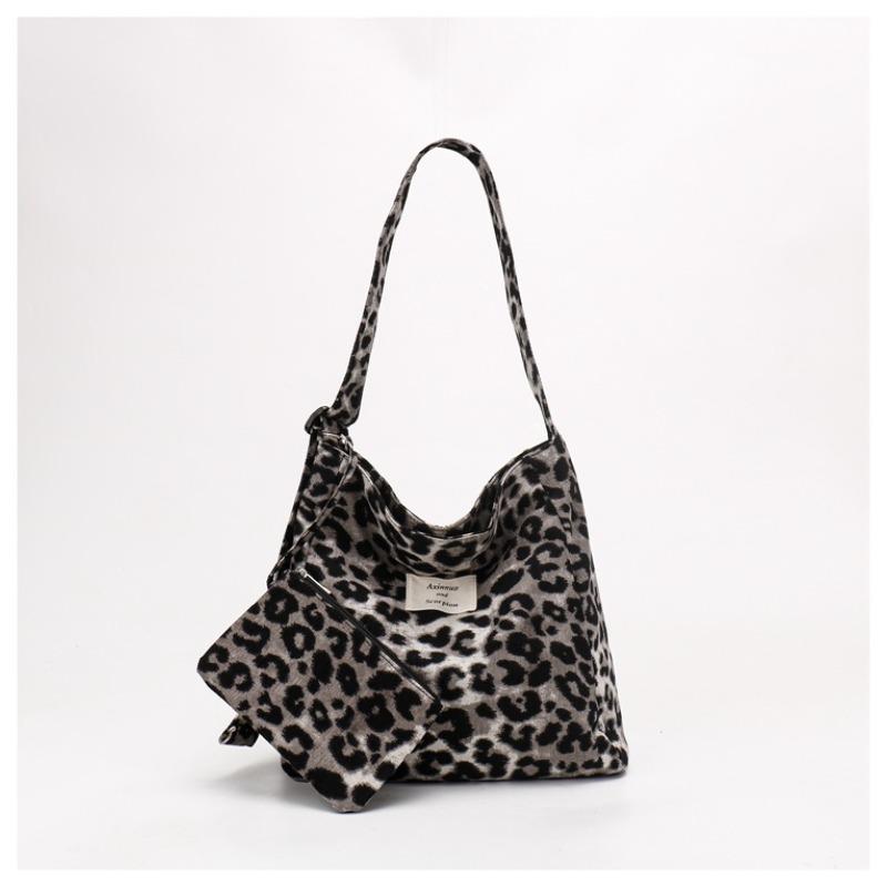 

Blogger woolen leopard print tote bag women s new autumn and winter large-capacity commuting shoulder messenger bag чёрный