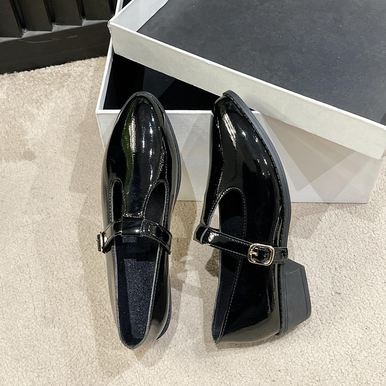 

Большие размеры 2024 Весна и осень Новые британские мокасины женские ленивые низкие каблуки толстые каблуки маленькие кожаные одинарные туфли женские 43