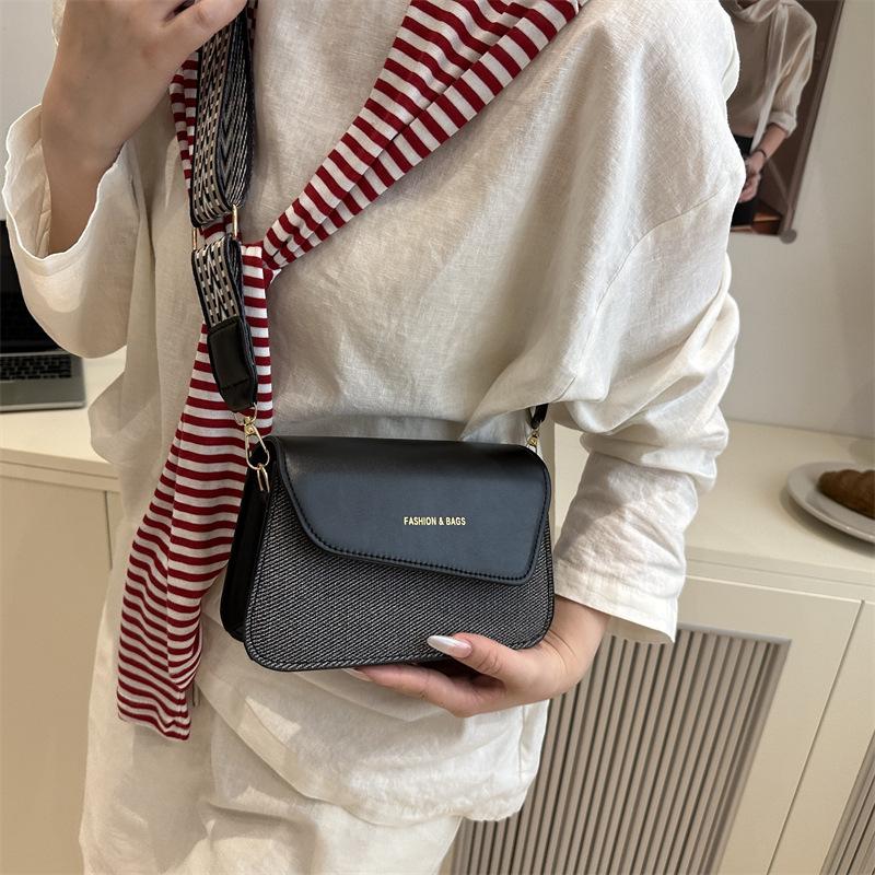 Premium Wide Shoulder Strap Small Square Bag Women's New Fashion Versatile Shoulder Bag Simple Commuter Messenger Bag Bags