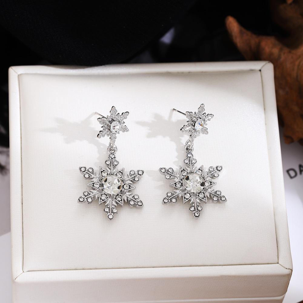Exquisite Romantic Zircon Snowflake Tassel Dangle Earrings for Women Christmas Sweet Fashion Crystal Stud Earrings Jewelry Gifts