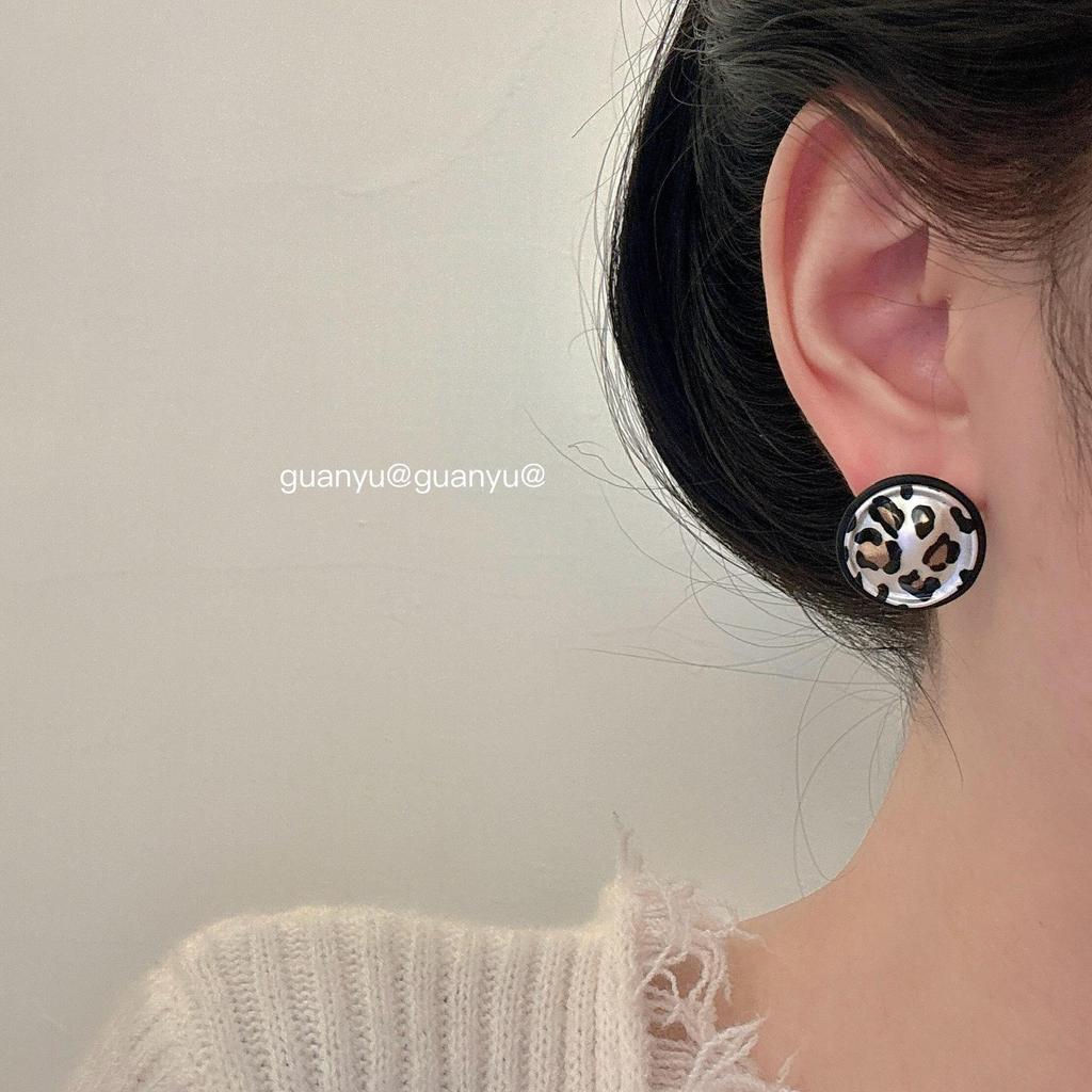 Silver Leopard Print Round Stud Earrings: Stylish and Versatile Autumn/Winter Fashion Accessory for Women.