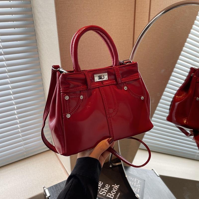 

2024 новая сумка-мессенджер, осенняя маленькая квадратная сумка, нишевый дизайн, высококачественная женская сумка через плечо