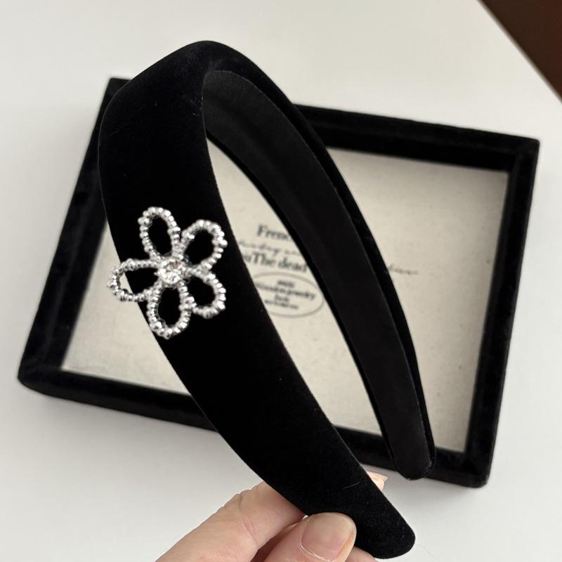 Korean Style Black Velvet Rhinestone Flower Headband for Women - Elegant, Versatile, High-End Fashion Hair Accessory. чёрный