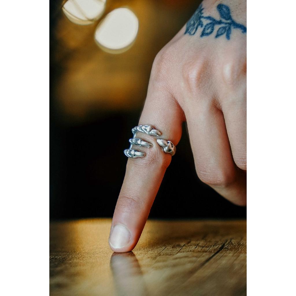 Verstellbarer Ring mit schwarzer Skelettkralle
