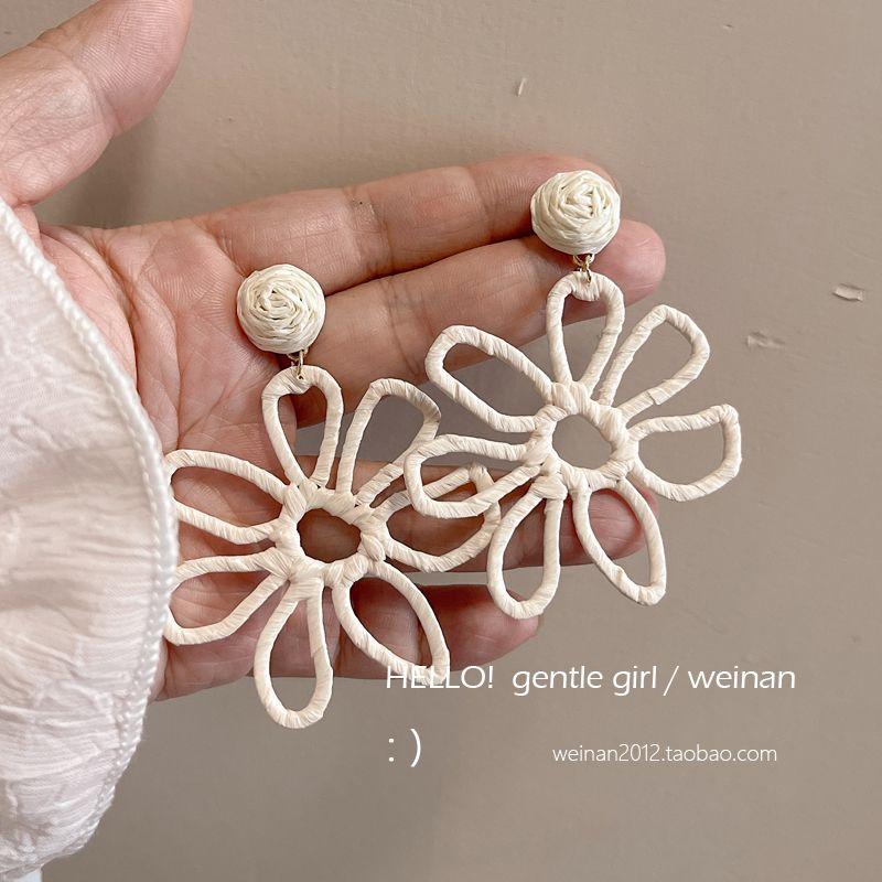 

Straw Woven Exaggerated Big Flower Handmade Earrings Travel Photography Vacation Seaside Summer Fresh Fashion Earrings Girl Jewelry Pair of white steel needles