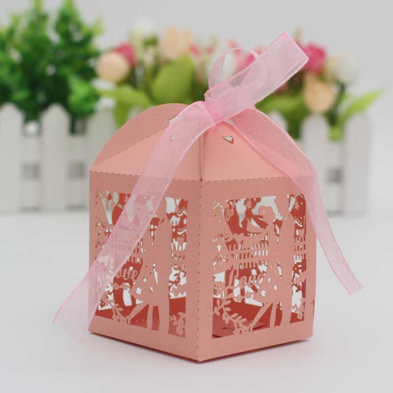 30 50 STÜCKE/llot Laser Cut Braut Bräutigam Hochzeit Süßigkeiten Pralinenschachtel Gäste Geschenkboxen Papierverpackung Babyparty Schokoladenkeksschachtel