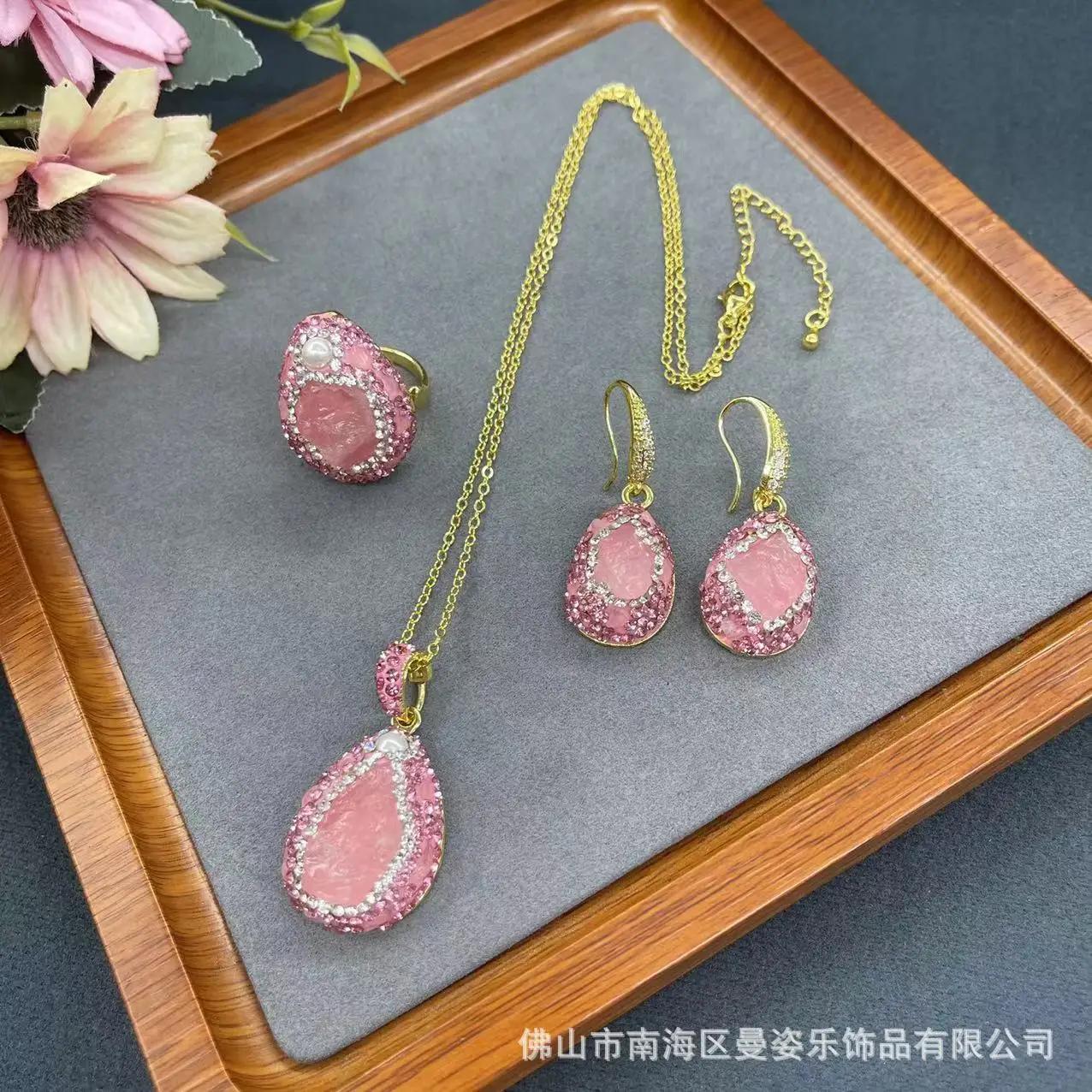 

Новый натуральный порошковый кристалл необработанный камень Циркон набор Французская мода инкрустированный стразами комплект из трех предметов Циркон оптом розовый