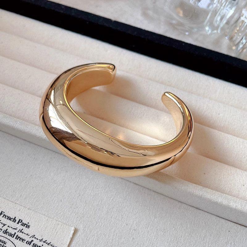 Western Style Exaggerated Bright Surface Bracelet Women Niche Design High-Grade Arm Bracelet Hand Jewelry Fashion Personalized Accessories