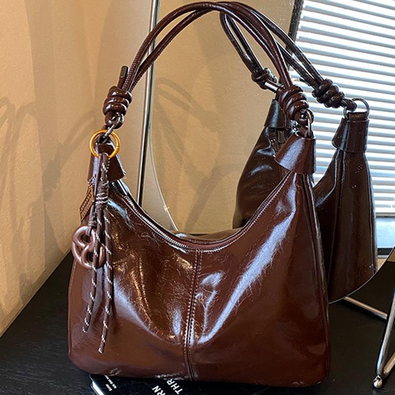 Fashionable Retro Niche Commuter Tote Bag with Large Capacity and Single Shoulder Strap Design Casually