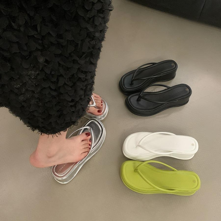 Simple and versatile flip-flop shoes women's shoes 2025 new summer heightening thick-soled beach sandals