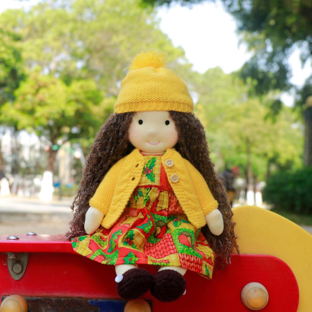 BlissfulPixie Waldorf Handgemacht Ariana Niedliches Plüschmädchen Perfekt für Kinder Puppe, Puppe, 30cm, Weich, Puppe,