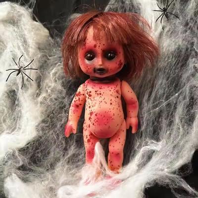 Dekorace strašidelného domu s halloweenskou tématikou, strašidelné rekvizity, závěsné ozdoby a děsivé panenky pro bar.