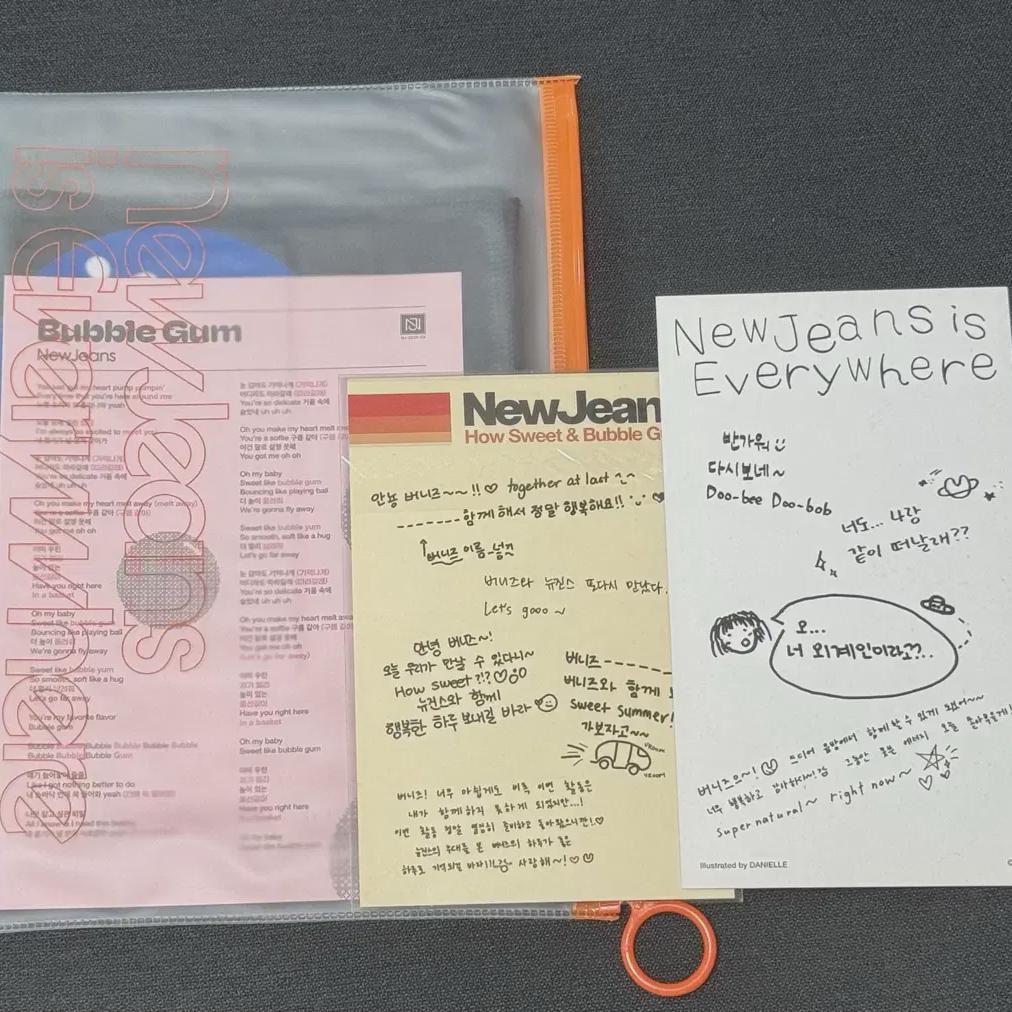 

NewJeans Трансляционный слоган + Открытка Ёкчогён