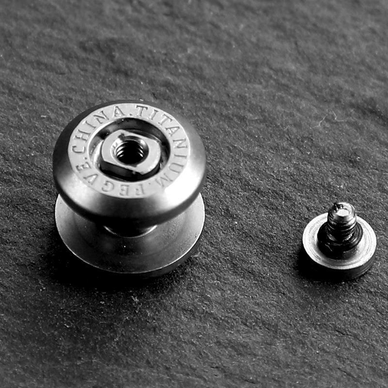 

Брелок из титанового сплава с кожаной застежкой-пряжкой и гайкой