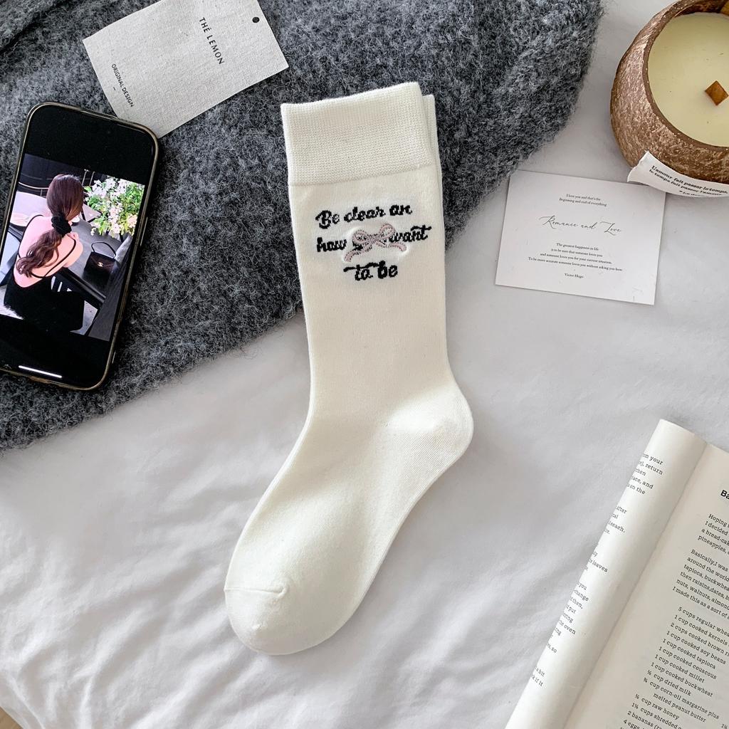 Socken Damen Alphabet Schleife Gestickt Mittellange Socken Koreanische Außenbekleidung Grau Knochenlose Plüschsocken