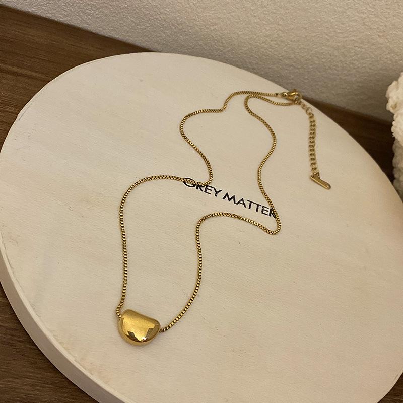 Butterfly Irregular Pearl Necklace Medieval Vintage Temperament Collarbone Chain Versatile High-end Jewelry