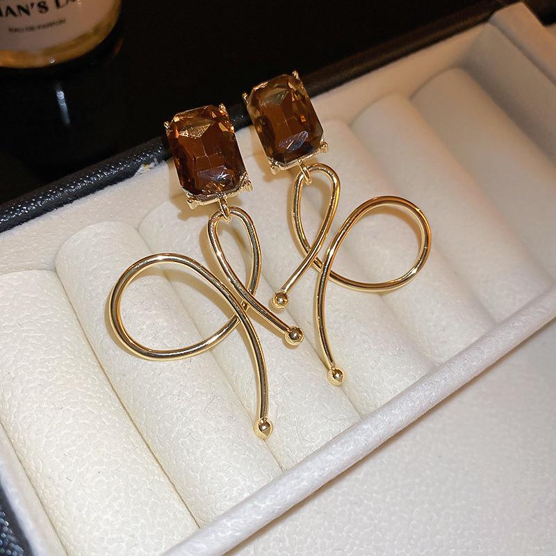 Exquisite Geometric Flower Diamond Stud Earrings - Light Luxury Fashion Style