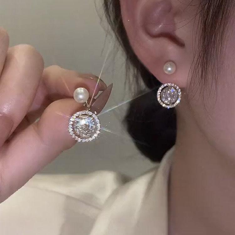 Butterfly wings, a pair of earrings, super flash temperament light luxury stud earrings, personalized Internet celebrity earrings of the same style
