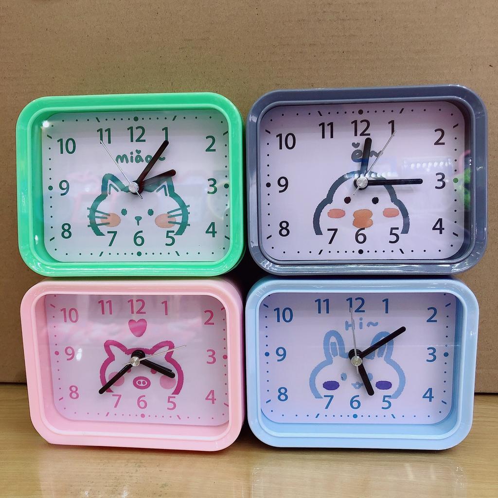 Einfacher, großzügiger und klarer digitaler rechteckiger Wecker, Bonbonfarbe, frische und ungezwungene Uhr