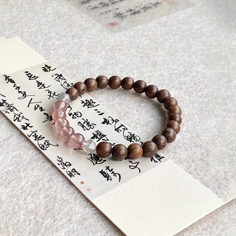 

Браслет из бусин из сандалового дерева и клубничного кристалла Цветок персика 2025 : Изысканные современные китайские украшения