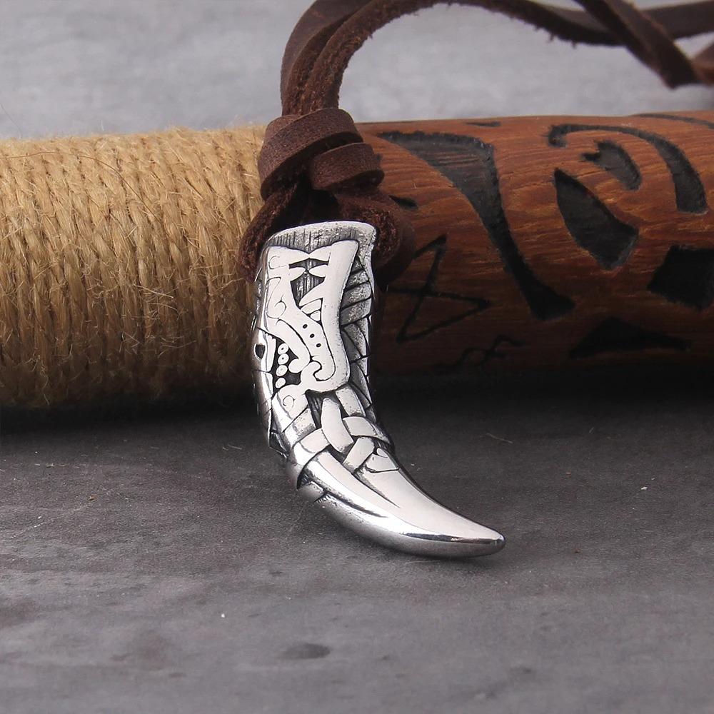 Wolf Fang Spikes with Wolf Carving Pattern Pendant Necklace As A Men's Gift