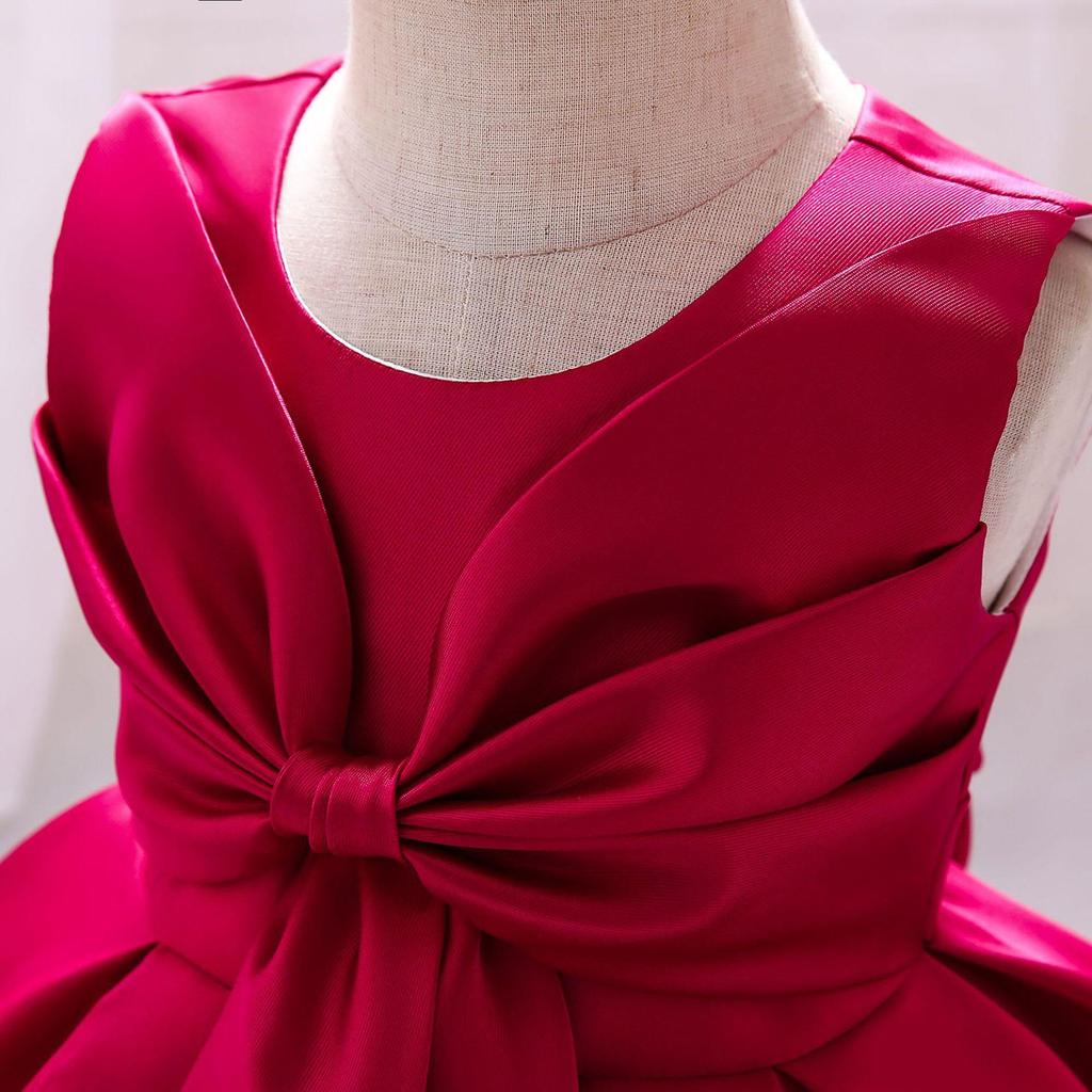 Vestito in Raso da Principessa con Fiocco per il Primo Compleanno di una Neonata