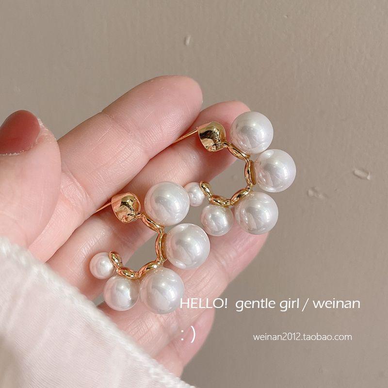 

Весенние и летние преувеличенные серьги-клипсы с большим жемчугом в виде буквы C для защиты от комаров, в стиле ретро Гонконга, изящные, из серебра 925 пробы, серьги-гвоздики, ювелирные изделия для молодых взрослых A pair of stud earrings