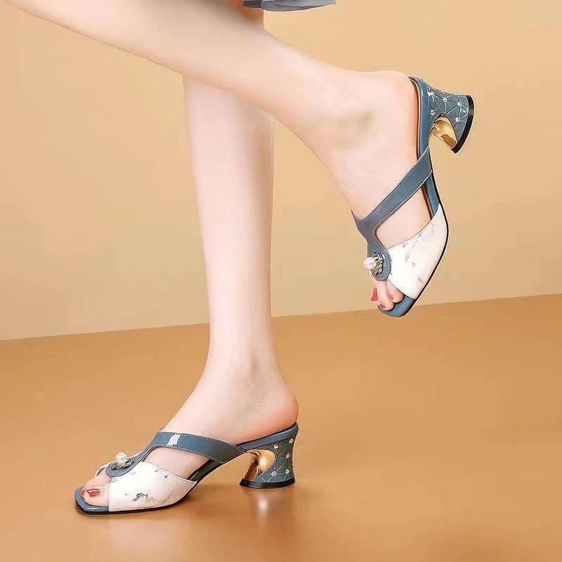 

2024 summer new thick-heeled women s shoes open-toed slippers Korean version of fashion pearl hollow-out outer wear mother sandals 35 білий